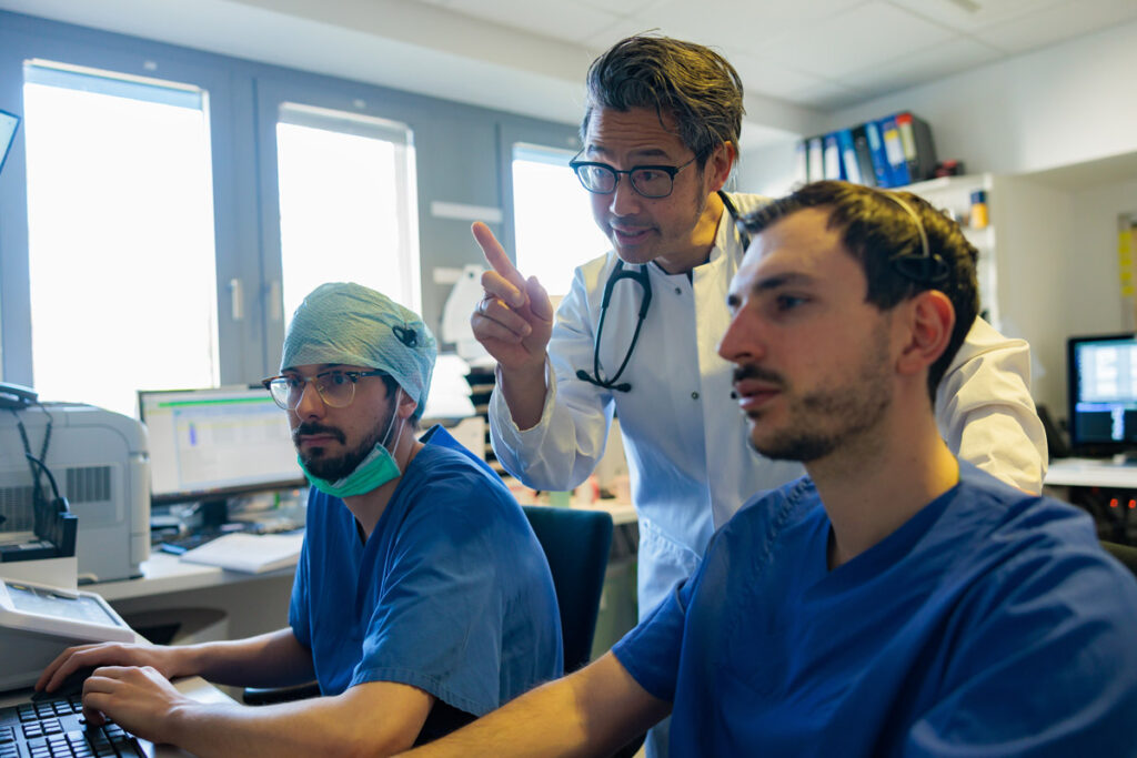 Julian Chun mit seinen Kollegen: Mit Herz fürs Herz.